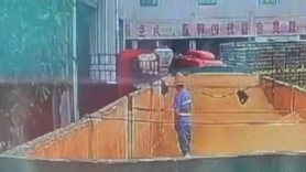 Un muncitor, filmat în timp ce urinează într-un container dintr-o fabrică de bere care se vinde și în Moldova